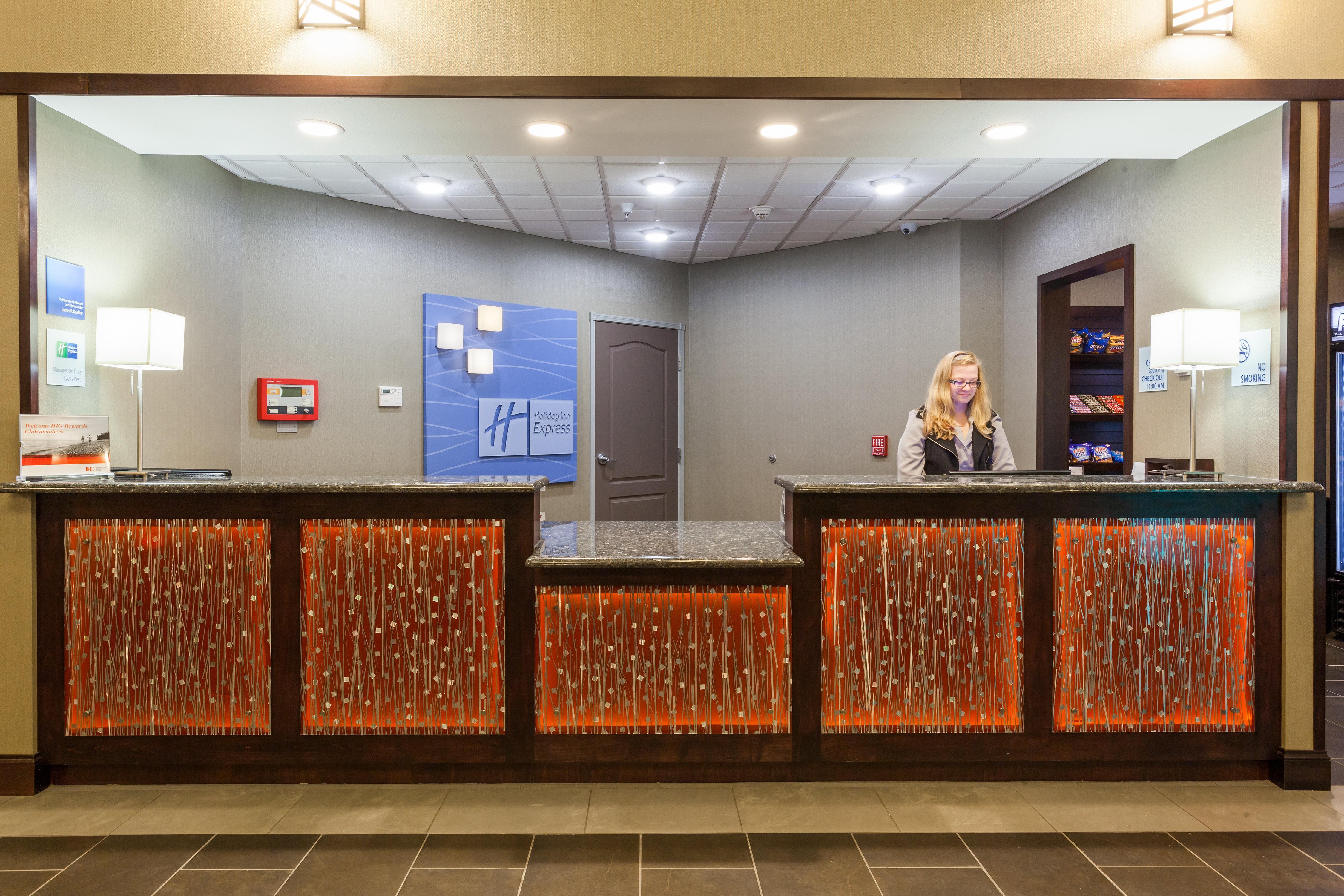 Holiday Inn Express & Suites Rapid City By Ihg Exterior foto